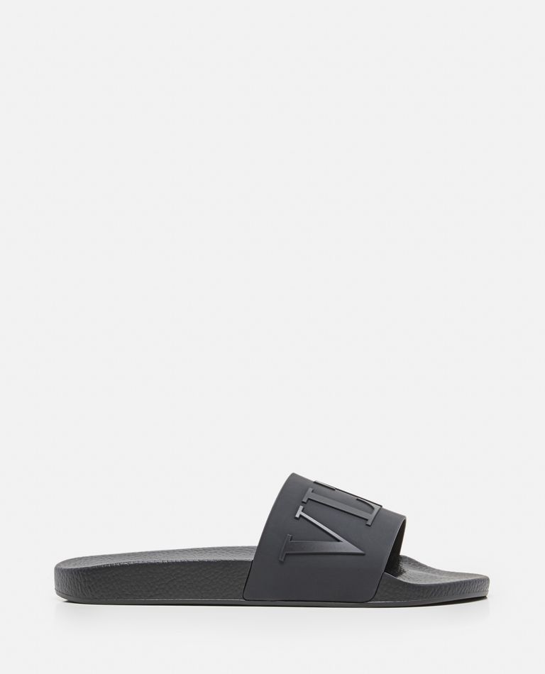 Valentino slides on discount sale