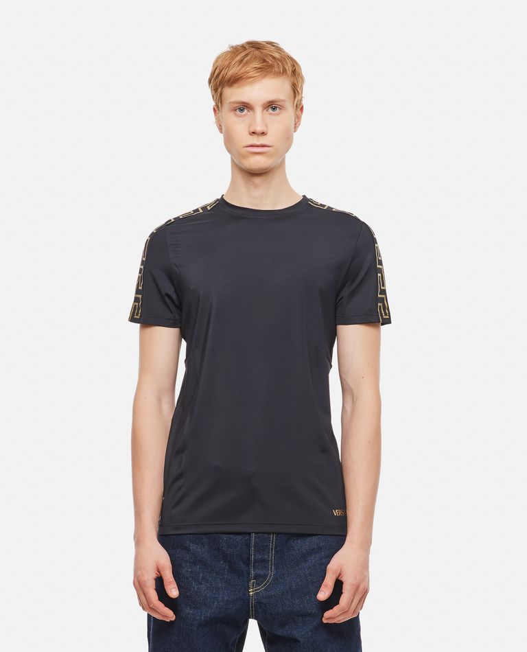 Tシャツ・カットソー Versace 1003711 1A02322 GRECA SPORTS T-shirt Versace Greca-trim T-shirt | Black | FARFETCH JO