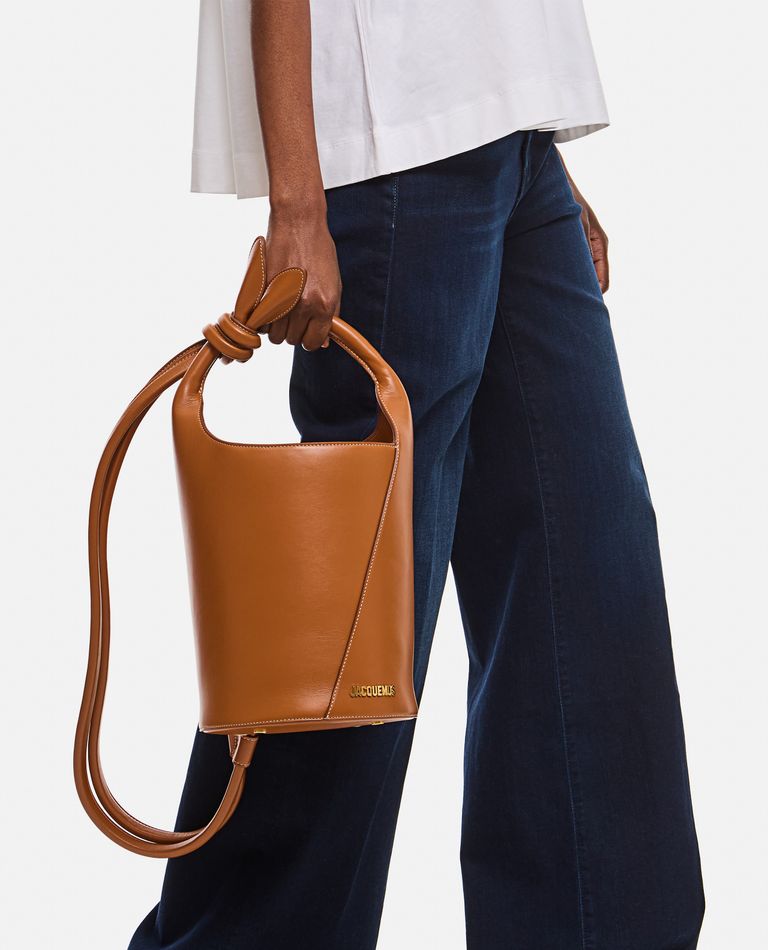 ★JACQUEMUS★ Le Petit Tourni Tote Bag Black 245BA3663173990 Jacquemus Le Petit Tourni Leather Bucket Bag | Black | FARFETCH