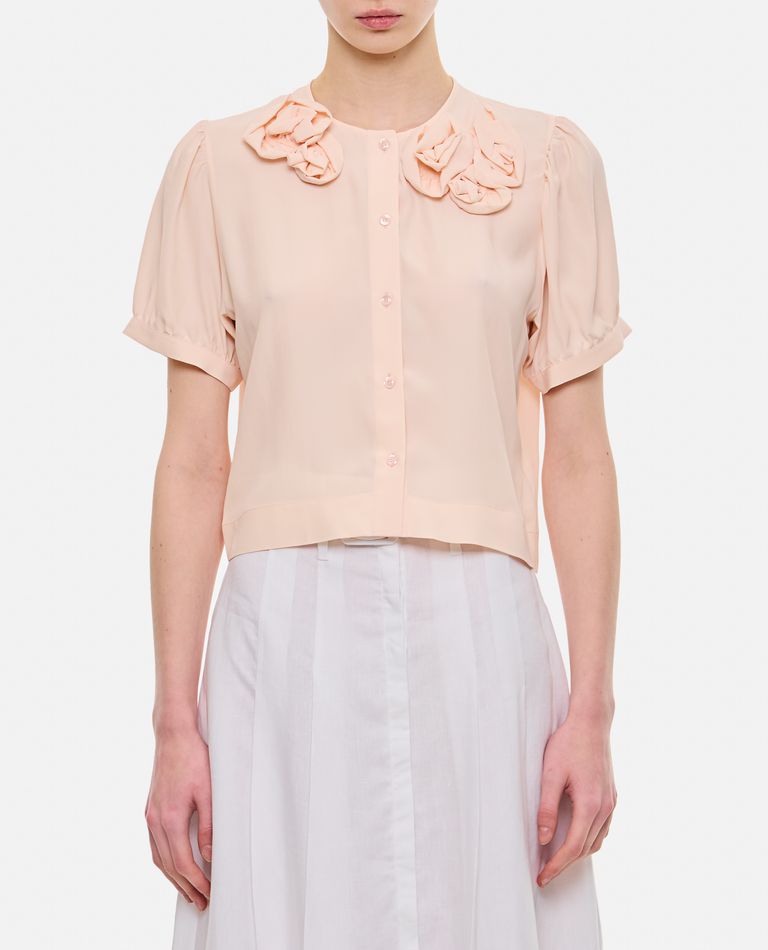 SHORT SLEEVE TOP W/ CLUSTERED ROSE