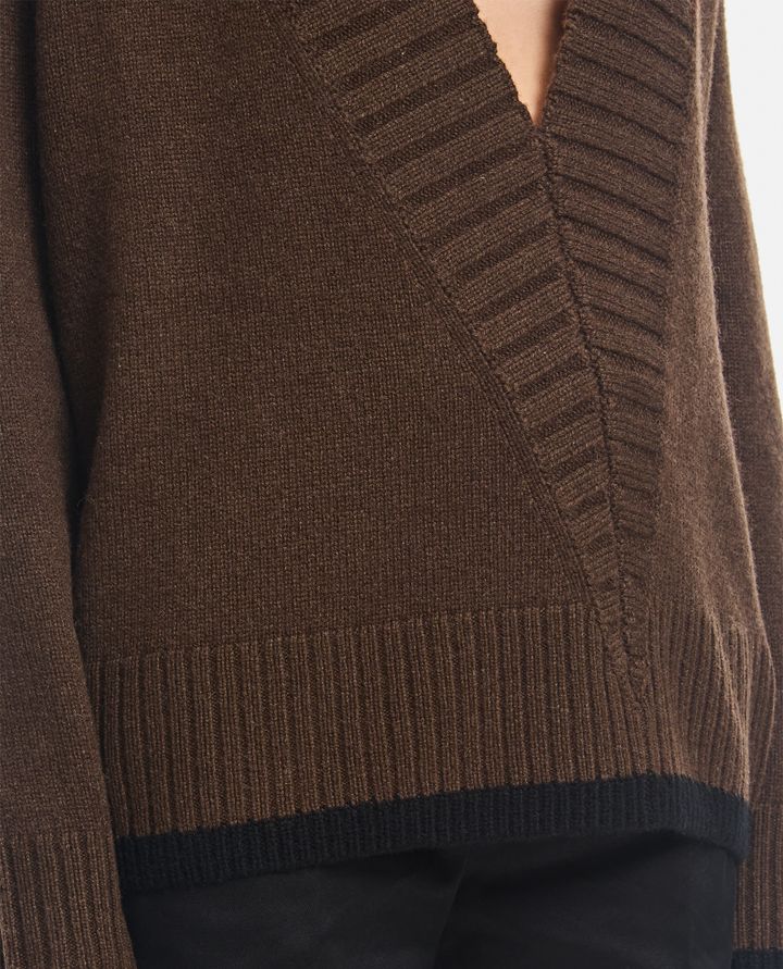 JW Anderson - SLANTED V NECK JUMPER_4