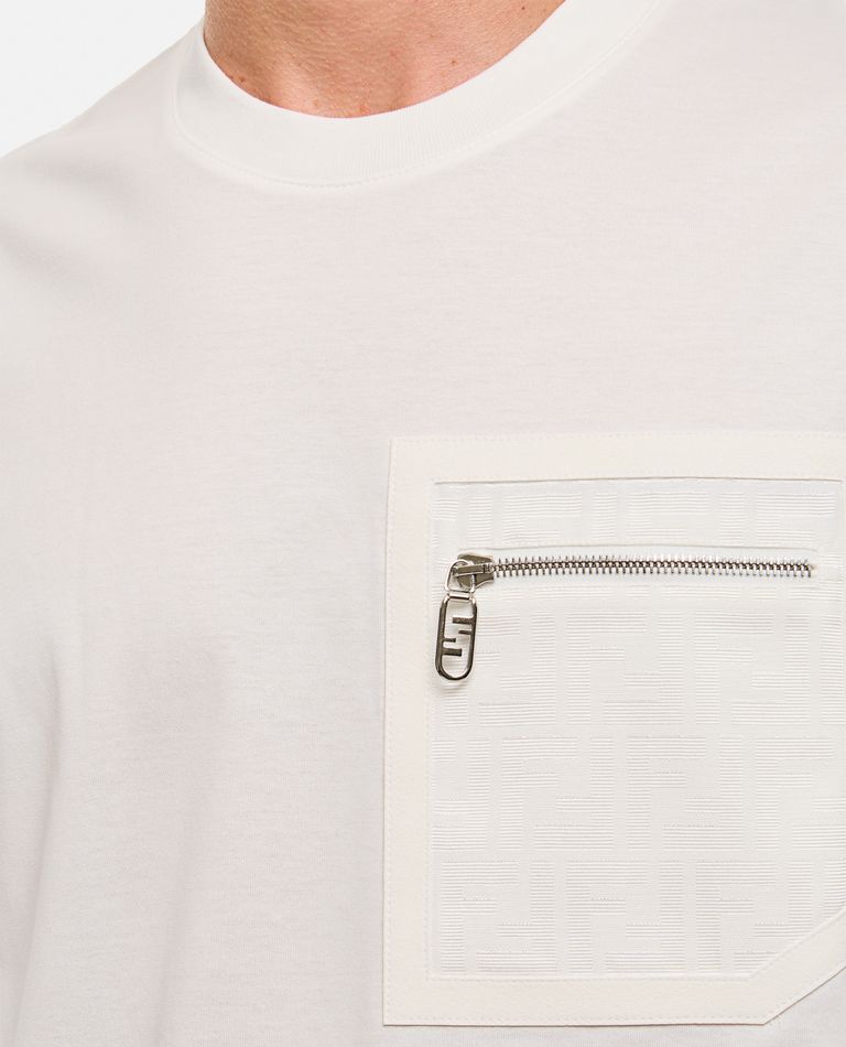 関税込★【FENDI】ジップポケット付き コットン Tシャツ★White ファスナーポケット付きコットンTシャツ - Fendi - メンズ | WE
