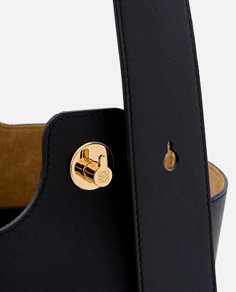BORSA PEBBLE BUCKET MEDIA IN PELLE DI VITELLO LISCIA da